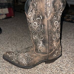 Kickin Country size 9 1/2 women’s. Brown Embroidered Western Boots never worn